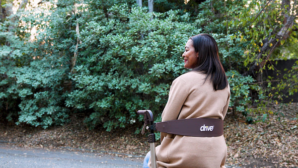 RTL10266CH-HS_DRIVE MEDICAL_13_NITRO DLX ROLLATOR_Stills.00_00_21_21.Still008.jpg